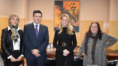 De izquierda a derecha, la vicedecana y el decano del Colegio de Abogados de Santiago, Carmen Gonz�lez Ferro y Francisco Rabu�al, junto a las decanas de Barcelona y Ourense, Mar�a Eugenia Gay y Pilar L�pez-Guerrero, que fueron las encargadas de presentar el plan de igualdad real