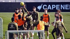 Los futbolistas del Celta, durante un entrenamiento en la Cidade Deportiva Afouteza.