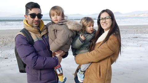 Mauro, en brazos de su padre, con su madre y su hermano. 