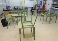 Arriba y abajo. El Ferro Couselo de Valga y el colegio de Rubi�ns, en Vilagarc�a, ofrecieron ayer dos respuestas inversas a la rev�lida de 3�. de Educaci�n Primaria. Mientras en el centro valgu�s solo falt� un ni�o de veinte, en el vilagarciano apenas acudieron a clase dos chavales de un total de diecis�is alumnos. 