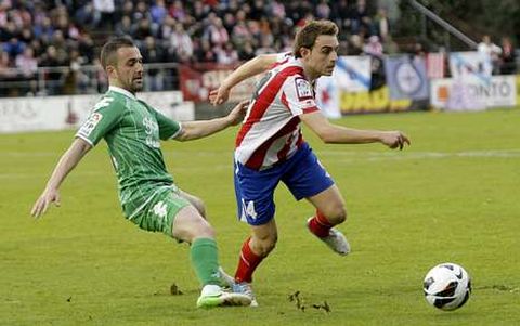 H�ctor Font, que estar� unas tres semanas de baja, con el bal�n ante el Sporting de Gij�n.