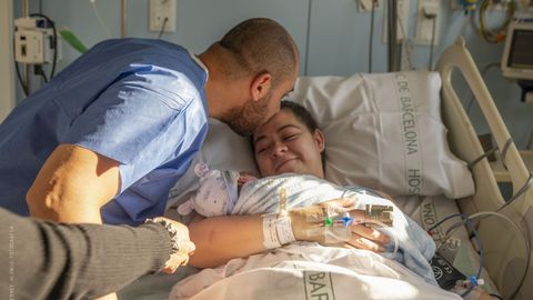 Maira da a luz a Manuel con el �tero trasplantado de su madre