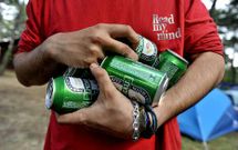 Hay quien ayer hac�a acopio de bebida para no quedar desabastecido durante el resto del festival. 