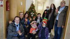 Carlos, a la derecha del todo, es el duende de la Navidad de su edificio