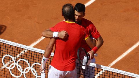 Djokovic abraza a Nadal tras derrotarle en el torneo individual de los Juegos de Par�s 2024