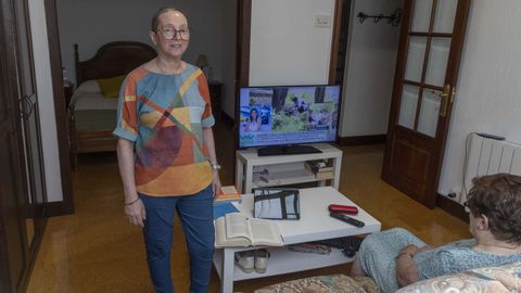Juana, en la sala donde pasa el tiempo junto a su madre, Dolores, antes de acudir al CHUS para recibir su tratamiento