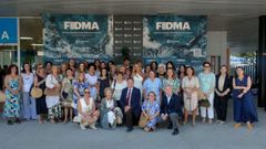 Foto de familia de asociadas de Mujeres de Empresa con las Prestosas y autoridades
