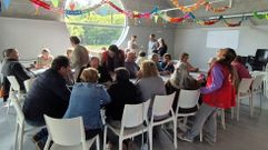 Visita institucional a la sesi�n formativa en Go�ns, en el nuevo centro social de Xoane