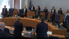 Los cinco magistrados de la Corte Suprema, de pie, en el inicio este lunes de la vista por el Prestige en Londres