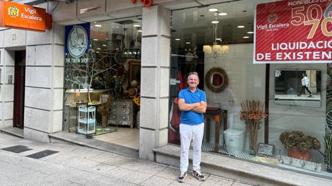 Carlos de Prado, a las puertas de la tienda Vigil Escalera