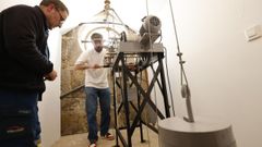 Esta semana se llevaron a cabo los primeros trabajos de ajuste de la maquinaria del reloj del Concello de Pontevedra