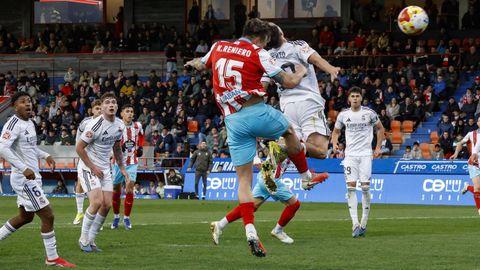 Disputa a&eacute;rea entre Reniero y un jugador del Castilla en el partido jugado el s&aacute;bado en el &Aacute;ngel Carro.