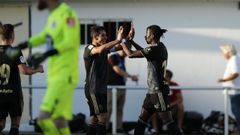 Sa�l Berj�n felicita a Ibra tras su gol al Deportivo