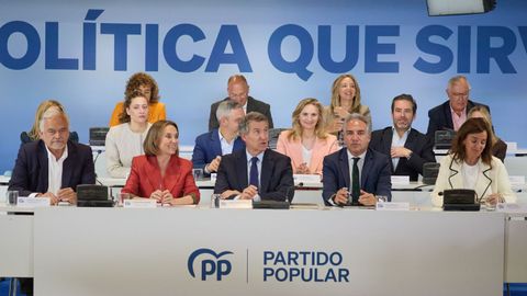 El vicesecretario general de institucional del Partido Popular, Esteban González Pons; la secretaria general del partido, Cuca Gamarra; el presidente de la formación, Alberto Núñez Feijoo; el vicesecretario general de política autonómica y municipal y análisis electoral, Elías Bendodo; y la vicesecretaria de organización, Carmen Fúnez, en la reunión del comité ejecutivo nacional, en la sede del PP en Madrid