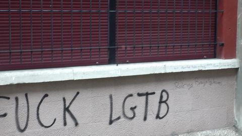 Pintadas hom�fobas en el Instituto Santa B�rbara de La Felguera, Langreo