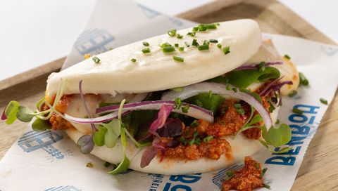 Bao con boloesa de mar en el restaurante Benboa, en la ra do Preguntoiro, 41. Pan bao ao vapor recheo cunha salsa boloesa elaborada con bonito fresco e queixo de arza, decorada con pesto