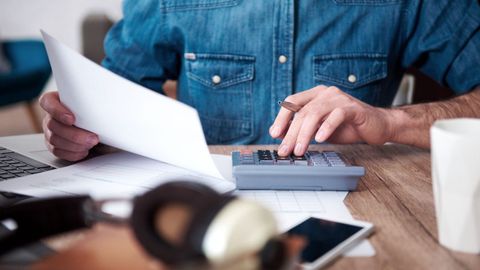 Una persona hace cuentas con una calculadora.