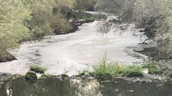 El ro Sar, cubierto de espuma el viernes por la tarde a su paso por Ponte de Chave en Bastavales (Brin)