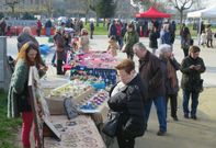 Puestos de venta del mercado dominical en el auditorio del Parque dos Condes. 
