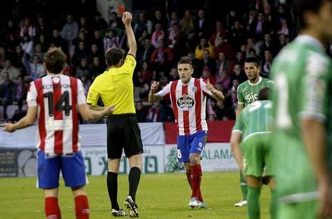 Seoane, recibiendo la tarjeta roja ante el Sporting.