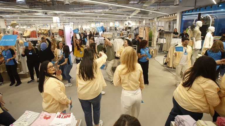 La juerga de Primark para inaugurar su primera tienda en Lugo: DJ ...