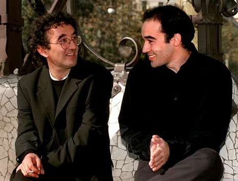 Roberto Bola�o, (izquierda) conversa con Alberto Olmos tras obtener el Premio Herralde en 1998 con �Los detectives salvajes�.