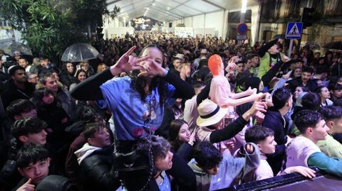 Ambiente festivo en las primeras filas bajo el palco de la Feira do Vio de Quiroga 2024