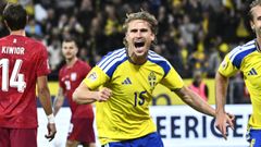 El central del Celta Carl Starfelt celebra uno de los goles de Suecia ante Polonia.