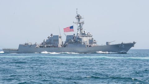El destructor USS Michael Murphy de patrulla cerca del estrecho de Ormuz.
