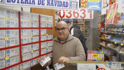 Juan Fernández tiene la administración pegada al árbol de Navidad de la Porta do Sol de Vigo