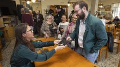 Clara Vidal, gañadora no seu día dunha das edicións deste certame, presentando a súa obra en Malpica