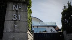 La propiedad recupera el chal� okupado en el barrio de A Zapateira