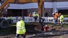 Los operarios trabajan en el aparcamiento de Alcampo para resolver la rotura de la tuber&iacute;a de aguas