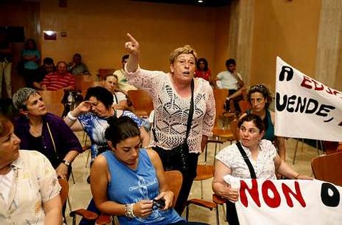 Tres mujeres del comit� de Cuca retaron al alcalde, que se levant� para hacerlo, a mirarles a los ojos e implicarse a fondo.