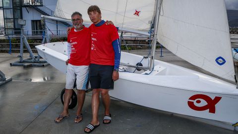 Marcos Torres y Juan Marcos, ante la embarcación con la que competirán la copa