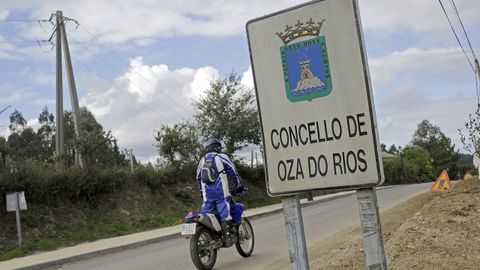 Antiguo cartel de Oza dos R�os, concello que se fusion� con Cesuras.