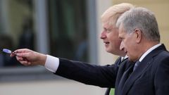 Boris Johnson y el presidente de Finlandia, Sauli Niinist�, en su reuni�n en Helsinki.