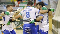 Los jugadores del Liceo celebrando uno de los goles de Bruno Saavedra contra el Calafell