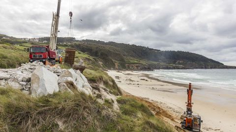 Obras en Razo | La fachada mar�tima que une Baldaio y Razo es una de las que est� sujeta a obras de mejora con vistas a la temporada estival. Entre la Demarcaci�n de Costas del Estado y el Concello de Carballo se invierten en torno al mill�n de euros. La mayor parte del presupuesto va destinado a la consolidaci�n y fijaci�n de los taludes pr�ximos al arenal de Razo y a la renovaci�n y mejora de la pasarela de madera que enlaza Razo con Baldaio. 
