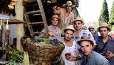 Los vecinos de Leiro posan con las uvas que acaban de recoger en los vi�edos. 