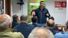 Gonzalo Caballero, candidato a la reelecci�n de la secretaria xeral del PSdeG, en un encuentro con la militancia de Cervo