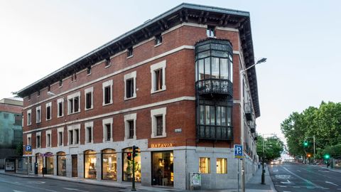 El palacio de Villagonzalo, junto a la plaza de Santa Bárbara en Madrid. Fue residencia de la familia y lo vendieron en 2002