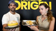 Hugo Varela y Jessica do Amaral, responsables de Tortilla de Origen, marca y  empresa de elaboraci&oacute;n y delivery de tortilla, que cumple un a&ntilde;o tras su primer proyecto en Vigo. 