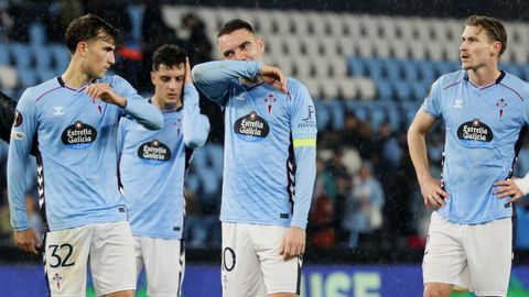 Los jugadores del Celta se lamentan a la conclusin del partido
