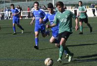 El fisterr�n Dani Rubia escapa de la presi�n de Nico en el partido disputado en Camari�as. 