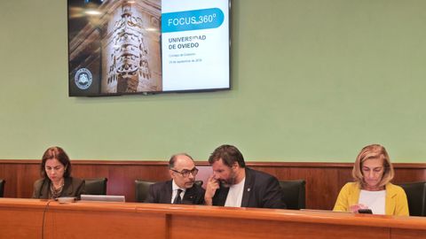 El rector de la Universidad de Oviedo, Ignacio Villaverde, conversa con el secretario general, �ngel Espiniella al inicio del Consejo de Gobierno ordinario del mes de septiembre.