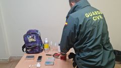 Un agente, con la droga incautada al sospechoso