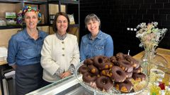 La directora de la Axencia Galega de Innovaci�n, Patricia Argerey, con las responsables de Biobocado.