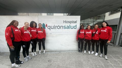 Las jugadoras del Ensino antes de pasar el reconocimiento m&eacute;dico en el Quir&oacute;nsalud Lugo