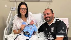 Xulia Garrido y Alberto Carballo, con su peqeo recin nacido, Roi, carn nmero 40.000 del Celta.